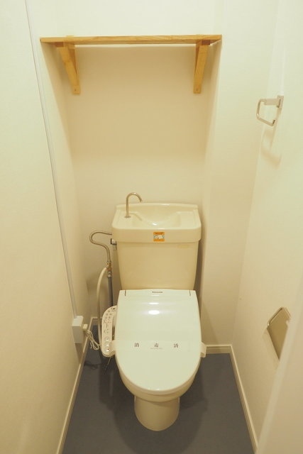 トイレ　参考写真（同建物別部屋のものです）※家具は配置イメージです。