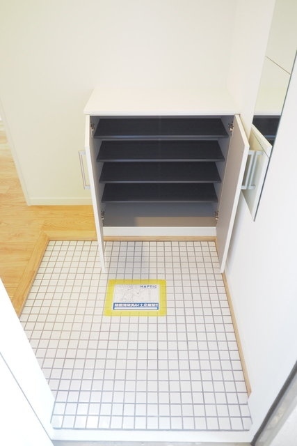 玄関　参考写真（同建物別部屋のものです）※家具は配置イメージです。