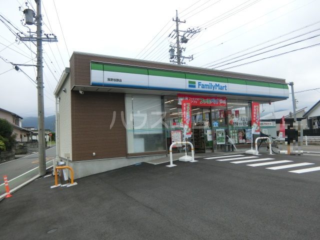 コンビニ　ファミリーマート（コンビニ）まで596m