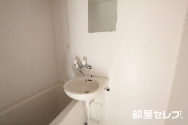 洗面設備　鏡もついてます