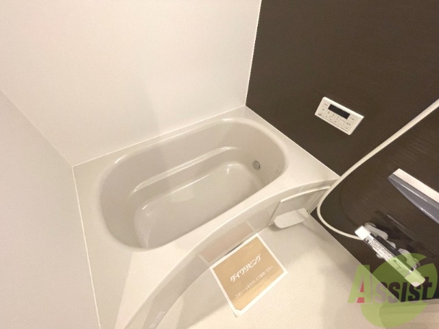 バス・シャワールーム　浴槽付きのお風呂です。ここで一日の疲れを癒しましょう。