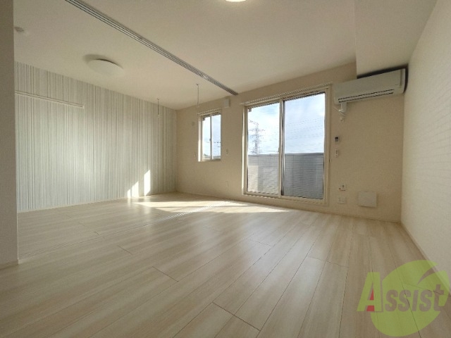 居室・リビング　南向きの大きめの窓から日差しがたっぷり入る明るいお部屋です。