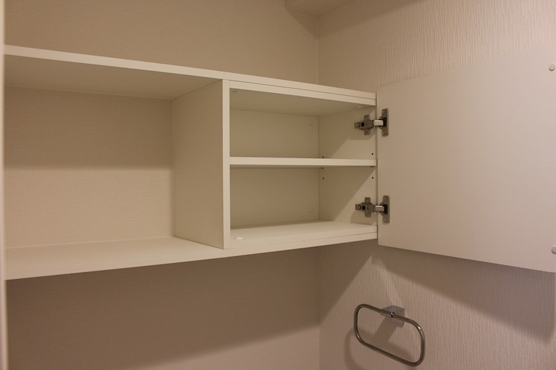収納　トイレ上部には収納棚があり、空間を清潔に保てます
