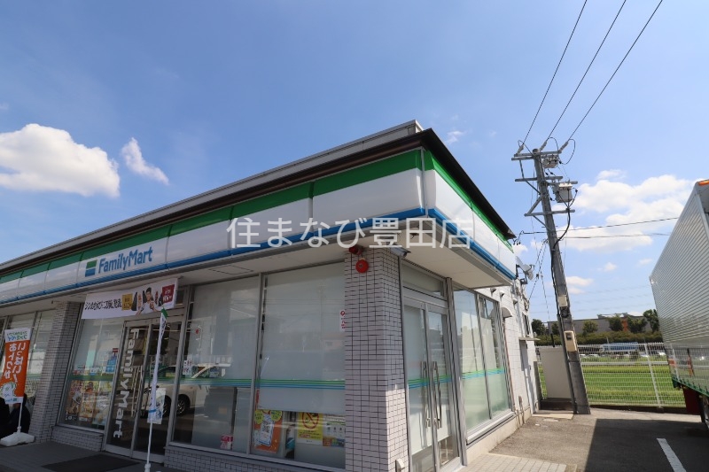 コンビニ　ファミリーマート三好上前店（コンビニ）まで697m
