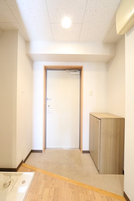 地下鉄東山線 本郷駅 徒歩9分 8階建 築21年の玄関写真
