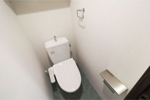 トイレ　落ち着いた色調のトイレです