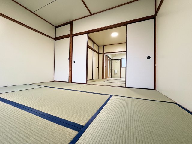 居室・リビング　綺麗な畳が心地よい和室。ゴロンと寝転び寛げる癒やしの空間です