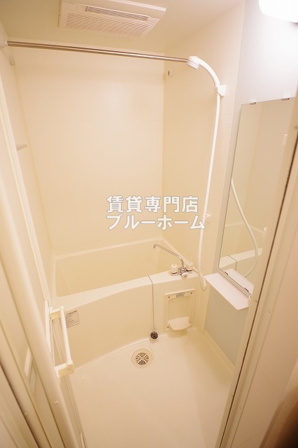 バス・シャワールーム　浴室乾燥機付きのお風呂！