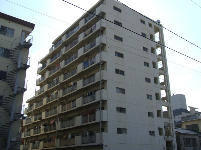 岡山市北区下石井のマンションの建物外観
