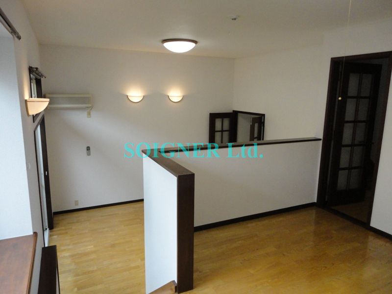 居室・リビング　ダイニング越しリビング（天井高３．２ｍ）