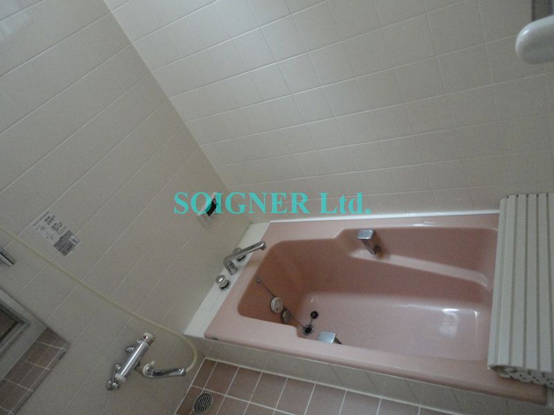 バス・シャワールーム　浴室にトップライトで自然光を取り入れています