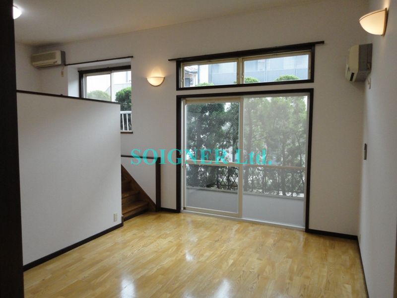 居室・リビング　リビングからダイニングへはスキップフロア