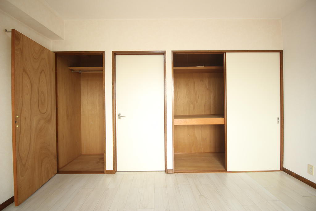 収納　洋室に設備の収納です！