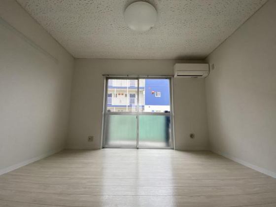 居室・リビング　※他号室の写真です。