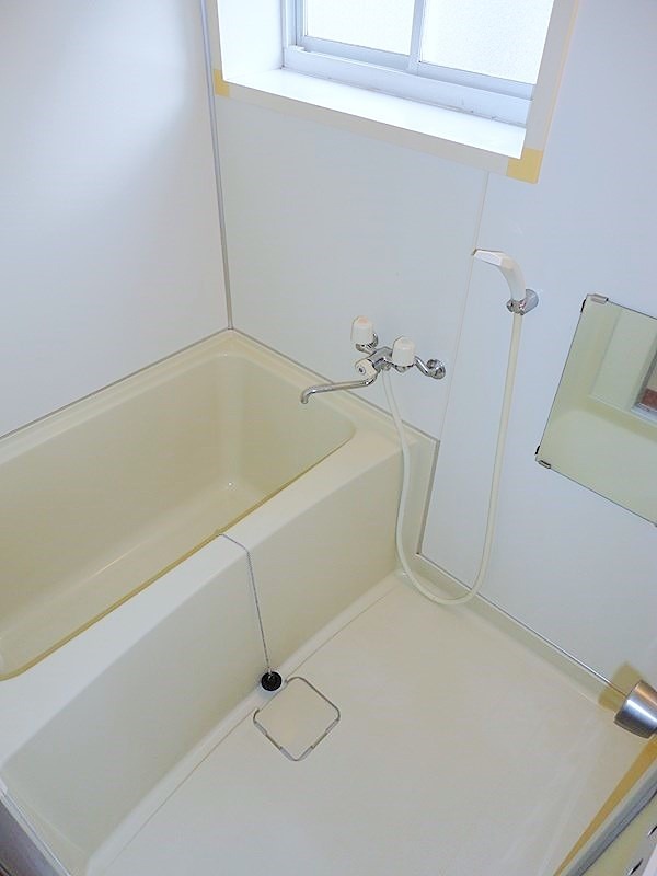 バス・シャワールーム　窓があるので換気良し