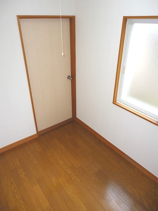 その他部屋・スペース　洋室3帖。こちらのお部屋も窓があり、2重サッシです。