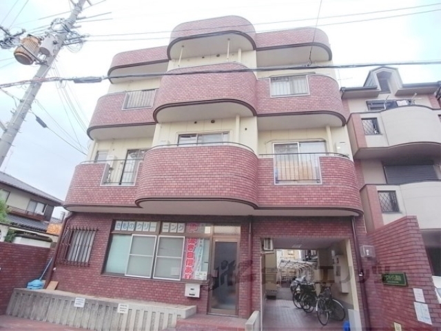 京都市伏見区西尼崎町のマンションの建物外観