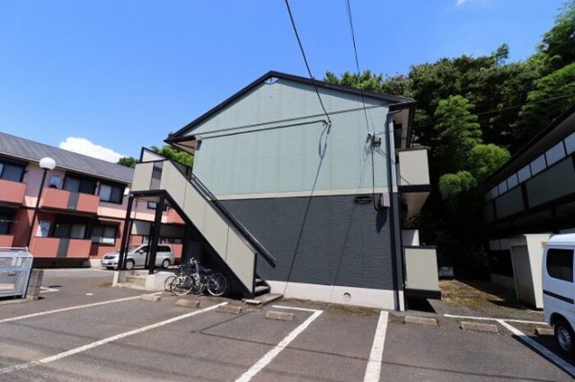 松戸市紙敷のアパートの建物外観