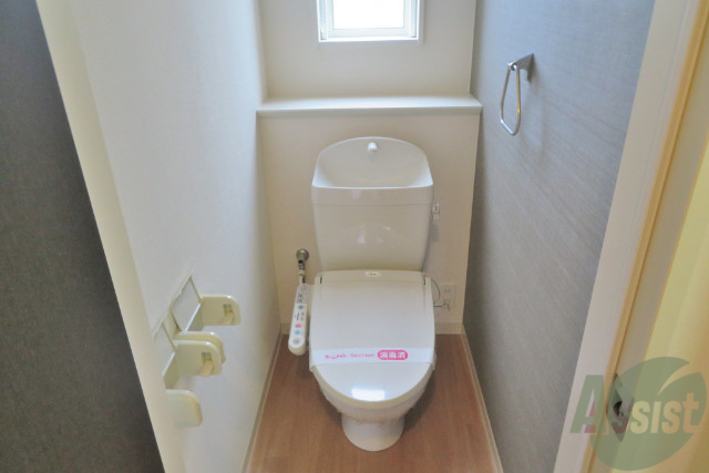 トイレ　トイレは窓付きです。籠ってしまう嫌な臭いも無さそう。
