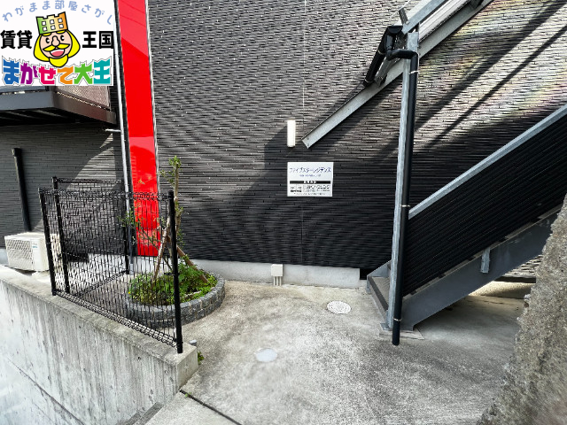 【長崎市柳谷町のアパートのエントランス】