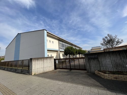 小学校　四街道市立中央小学校（小学校）まで653m