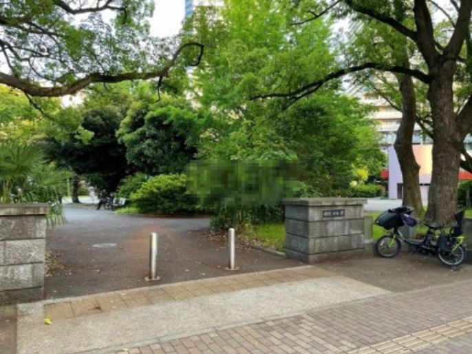 【サンハロー東神奈川駅前の公園】