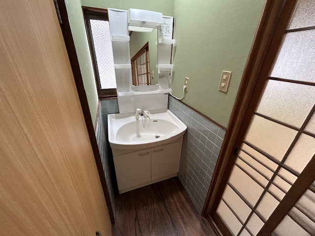洗面設備　玄関入ってすぐに洗面化粧台があります。