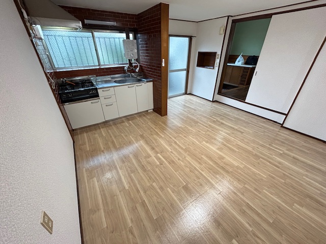居室・リビング　ダイニング。背面キッチンなので広く利用できます。