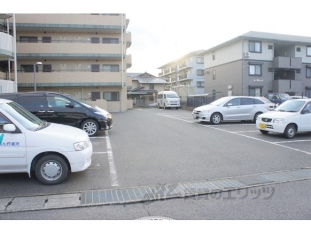 【栗東市目川のマンションの駐車場】