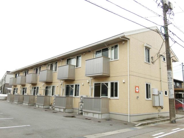 高岡市本町のアパートの建物外観