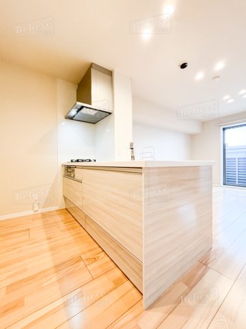 キッチン　3口コンロ・グリル付きの使いやすいシステムキッチンです♪