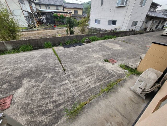 駐車場　2台目軽四であればこちらへ駐車可能