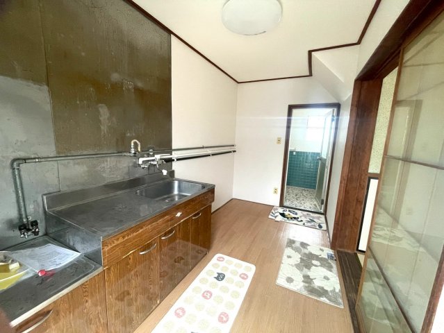 キッチン　壁紙、床張り替えました。照明もついています。