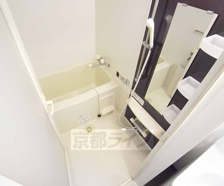 バス・シャワールーム　アクセントパネルのついたオシャレな浴室