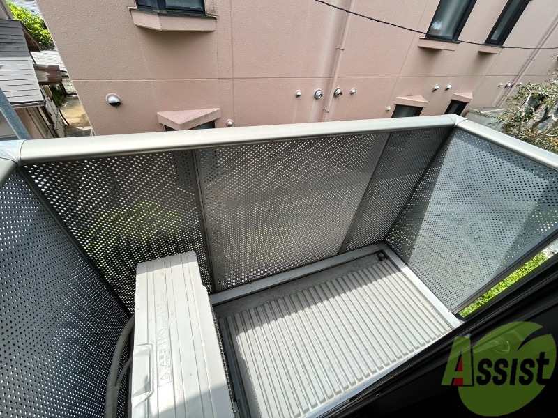 バルコニー　バルコニーは洗濯物を干すには充分な広さです。