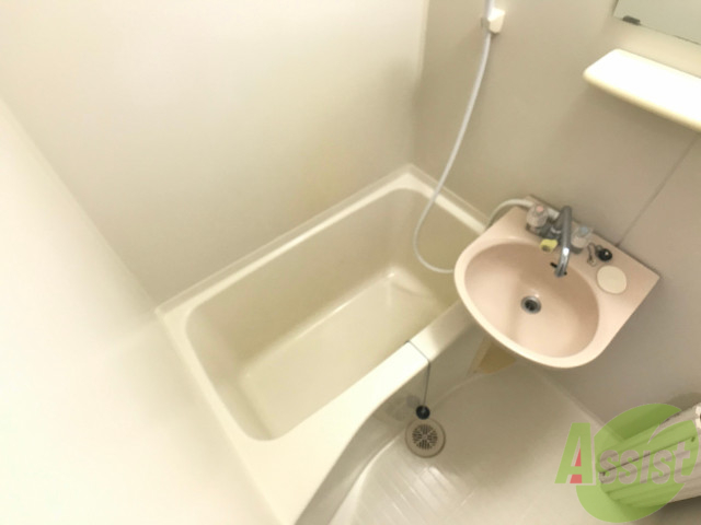 バス・シャワールーム　浴室はシンプル。一人暮らしには十分な広さですね。