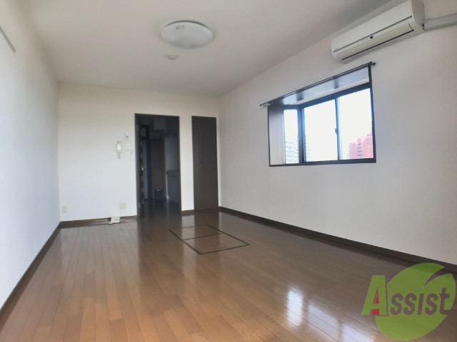 居室・リビング　８．６帖の広い洋室です。角部屋なので二面採光で明るいですね。