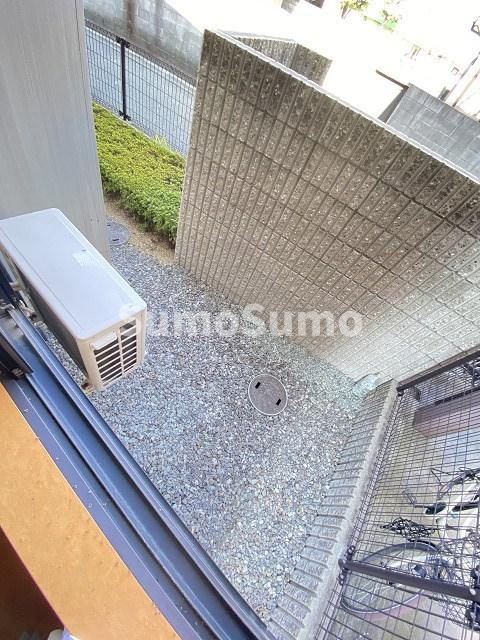 バルコニー　暖かな日差しのふりそそぐバルコニー