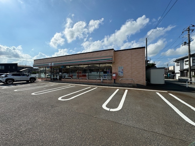 コンビニ　セブンイレブン（コンビニ）まで900m