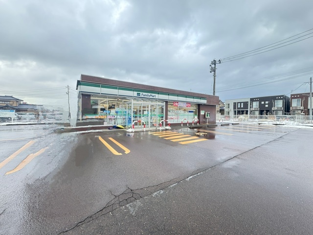 コンビニ　ファミリーマート（コンビニ）まで550m