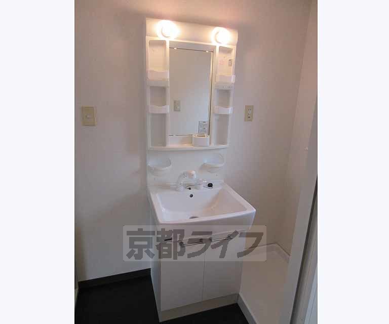 洗面設備　収納タップリの洗面台です！