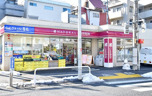 コンビニ　ナチュラルローソン世田谷弦巻三丁目店（コンビニ）まで242m