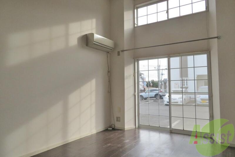 居室・リビング　大きいな窓でお部屋が明るいですね。