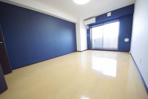 居室・リビング　類似室内、クロスは異なる場合あり