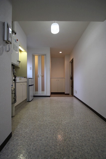 居室・リビング　同物件、別号室のものです