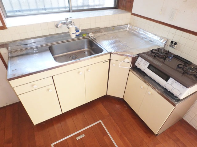 キッチン　窓付きで明るいですね！