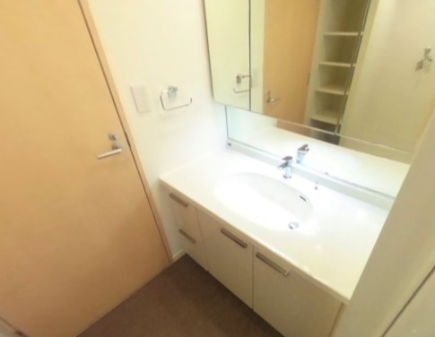 洗面設備　ゆったりとスペースのある洗面所