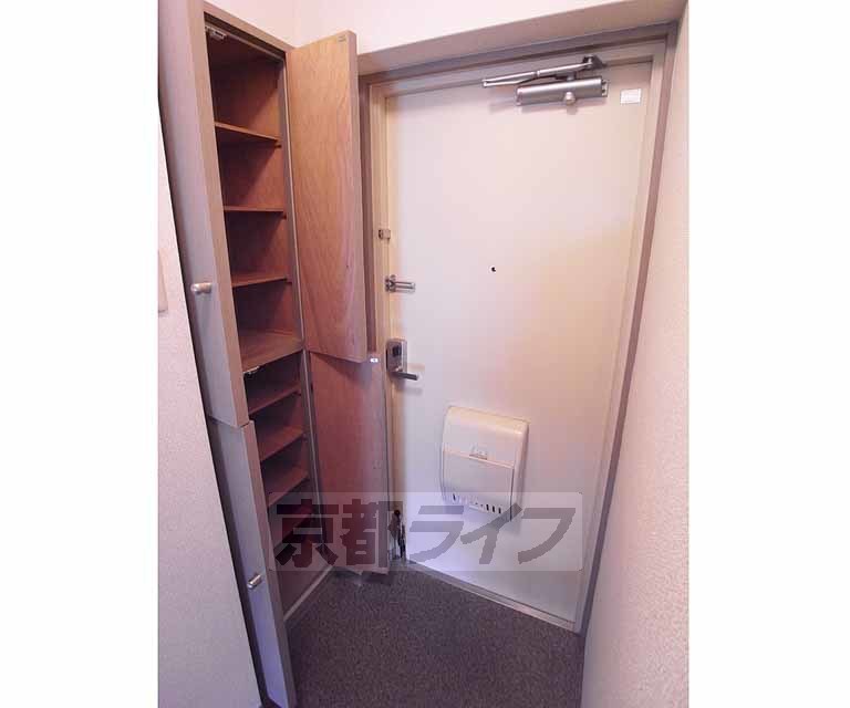 玄関　縦型靴箱付き