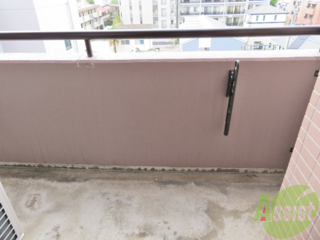 バルコニー　バルコニーは天気の良い日には洗濯物も良く乾きそうですね。