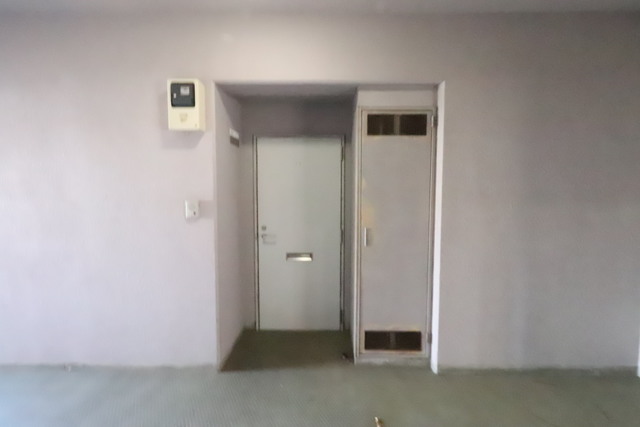 玄関　エレベーター降りてすぐの玄関で、置き配しても雨に濡れません。